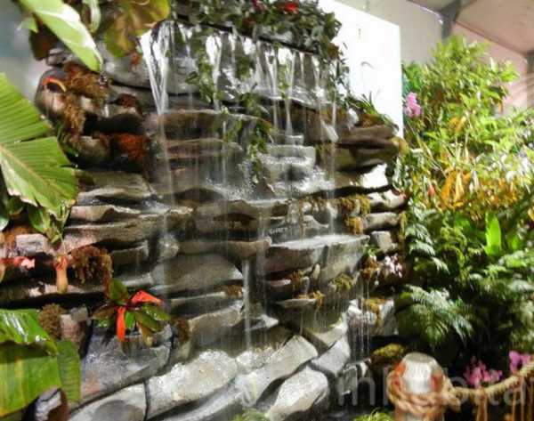 Taman dalam rumah dengan air terjun