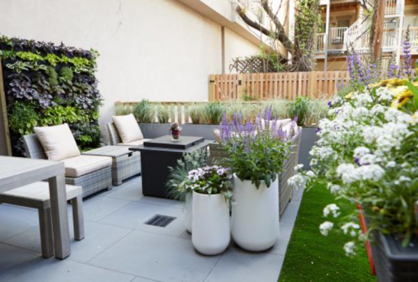 Taman dalam rumah dengan area bersantai