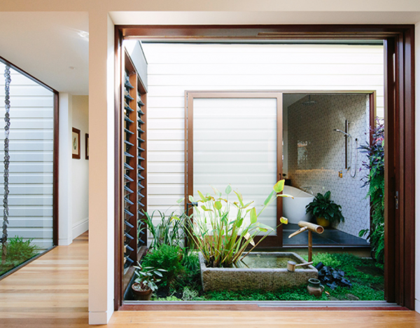 Taman dalam rumah dengan kolam kecil