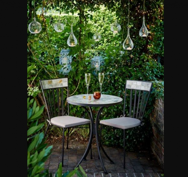 Taman dalam rumah dengan lampu dekorasi