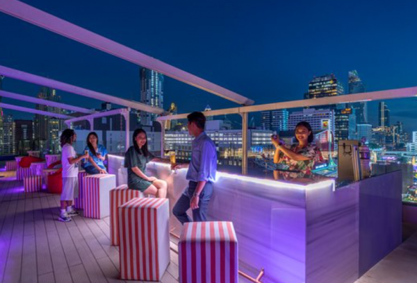 Rooftop dengan area bar dan ruang hiburan