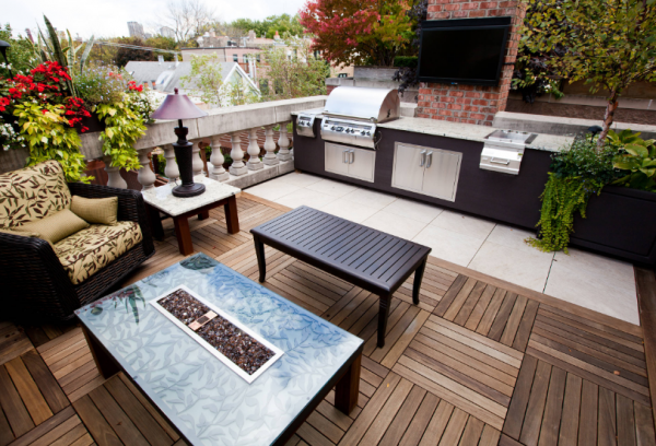 Rooftop dengan area barbekyu dan ruang makan outdoor