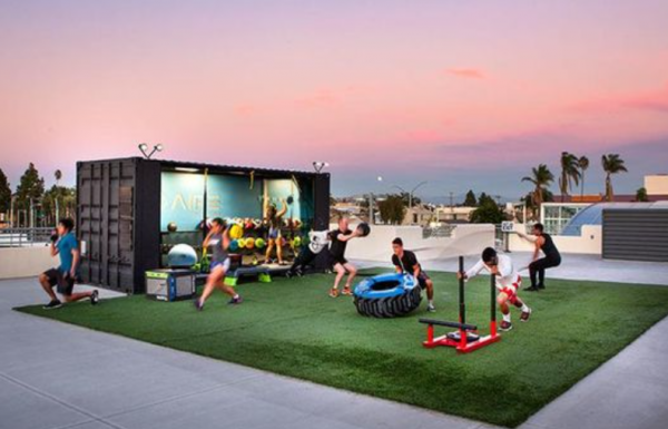 Atap dengan jalur berlari dan trek olahraga kecil