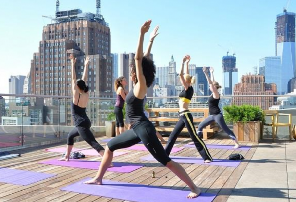 Rooftop dengan area yoga dan meditasi