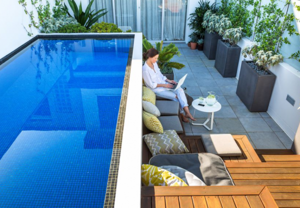 Rooftop dengan kolam renang kecil dan teras berjemur