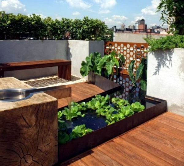 Taman atap dengan kolam ikan