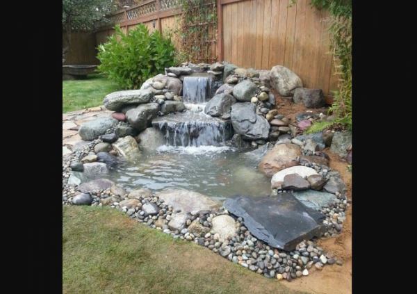 Taman kecil dengan air terjun buatan