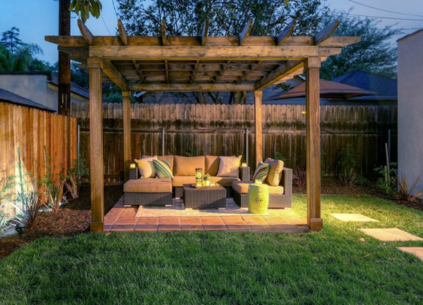 Taman kecil dengan area berjemur dan gazebo