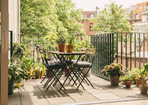 Taman kecil dengan bangku atau kursi berjemur