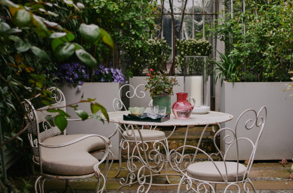 Taman kecil dengan kursi dan meja untuk bersantai