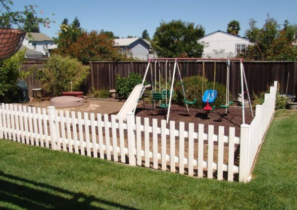 Taman kecil dengan taman bermain anak-anak