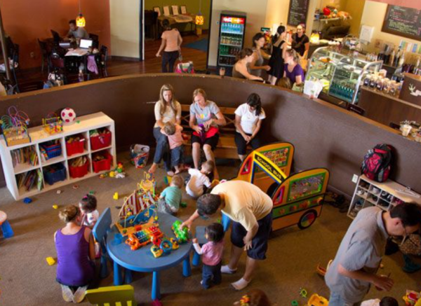 Warung kopi dengan area bermain anak-anak