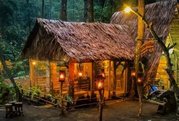 Warung kopi dengan atap jerami