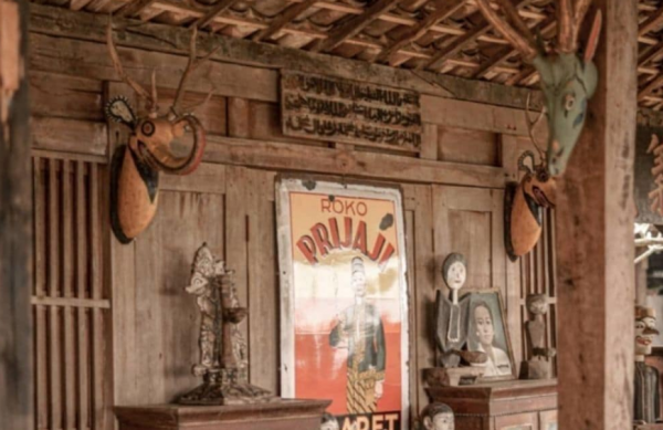 Warung kopi dengan dekorasi etnik