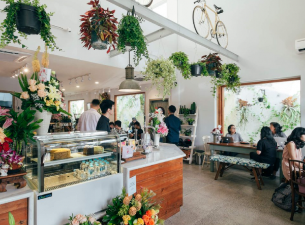 Warung kopi dengan tema kebun bunga