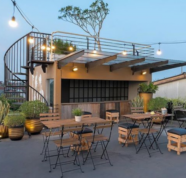 Warung kopi dengan rooftop garden