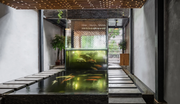 Warung kopi dengan kolam ikan