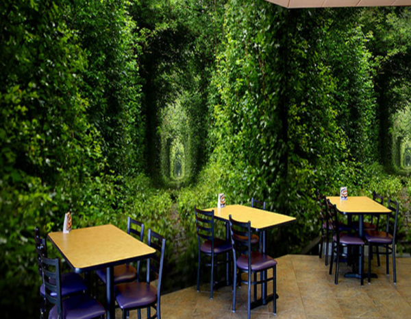 Warung kopi dengan area duduk berselimutkan dedaunan