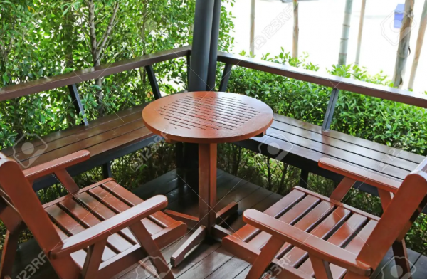 Warung kopi dengan meja dan kursi kayu alami