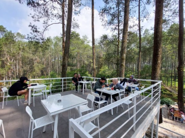 Warung kopi dengan nuansa nelayan