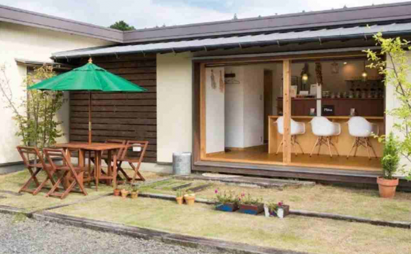 Warung kopi dengan area outdoor yang nyaman