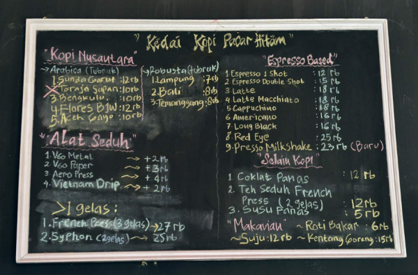 Warung kopi dengan papan tulis menu yang kreatif