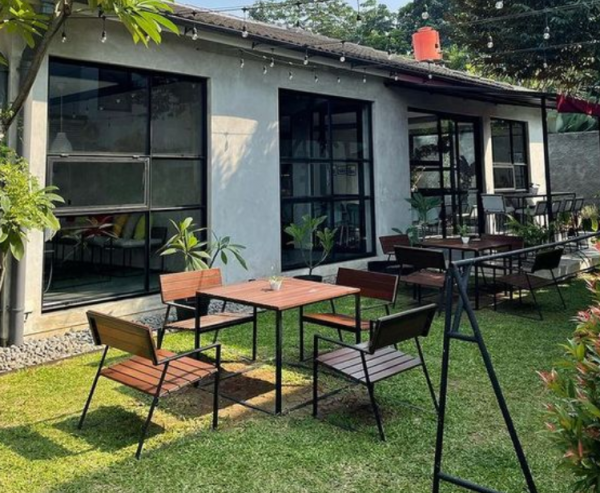 Warung kopi dengan taman kecil di sekitarnya