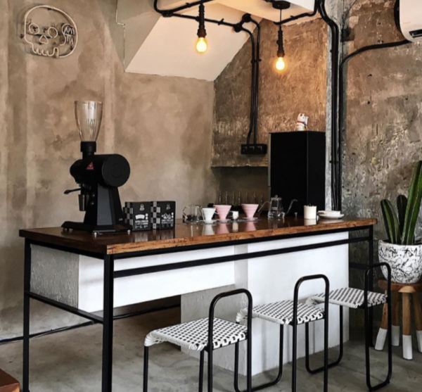 Warung kopi dengan tampilan industrial