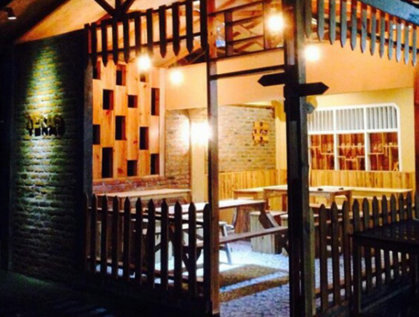 Warung kopi dengan teras kayu