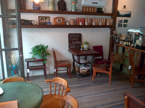 Warung kopi dengan dekorasi vintage